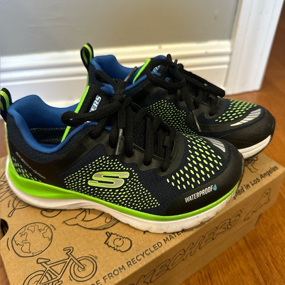 Skechers Boys Waterproof Sneakers – Black/Green/Blue – Size boys 12